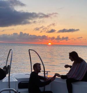 un grup de persones assegudes en un vaixell a l'aigua