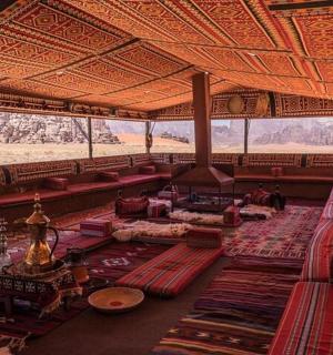 建筑物内一间摆放着红色枕头和桌子的大房间