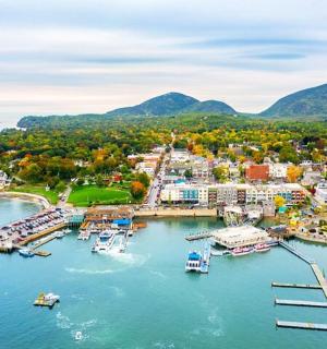 鸟瞰港口，水面上停泊着船只