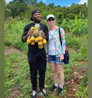 一男一女拿着一串水果