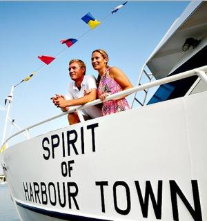 水中船上的一名男子和一名女子