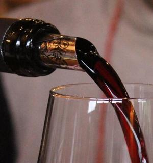 一瓶葡萄酒被倒入酒杯中