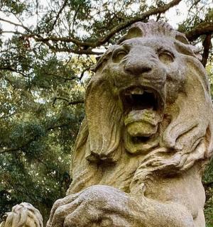 kamenná socha lva s otevřenou tlamou