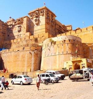 一群汽车停在城堡前