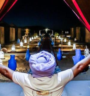 osoba s rukama vztyčenýma před oponou