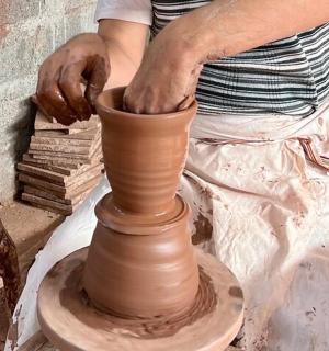 一个人在陶轮上制作花瓶