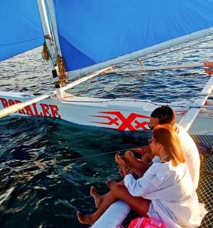 一群人坐在帆船上