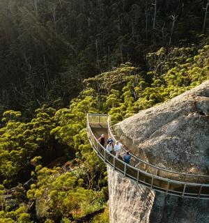 两个人在岩石上的吊桥上
