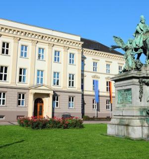 建筑物前草地上的雕像