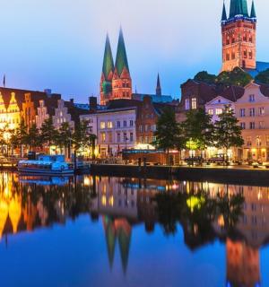 夜晚的城市，有河流和建筑物