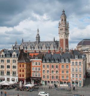 有一座钟楼和一座大楼的城市