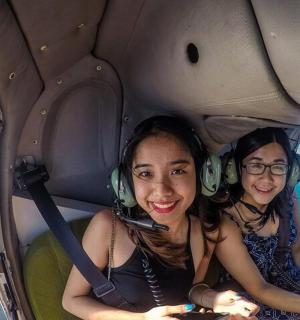 两个女孩坐在直升机后座