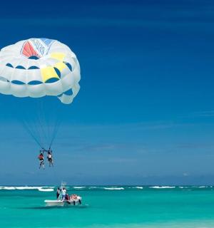 一群人乘坐降落伞飞越海洋