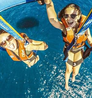 两个人在水中滑水