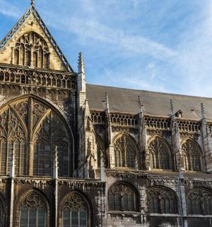 一座带有大教堂的大型石头建筑