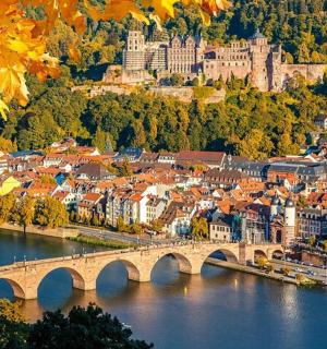 sebuah bandar dengan jambatan di atas sungai dengan bangunan
