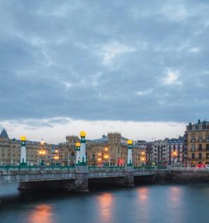 un pont sobre un riu en una ciutat amb edificis