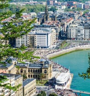 una vista d'una ciutat amb un riu i edificis