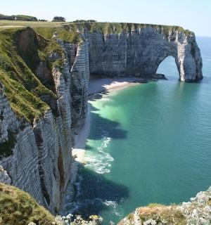 海边悬崖上的拱门