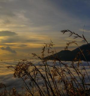 zalazak sunca nad morem oblaka s planinom