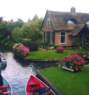 房子旁边的河里有一栋房子和两艘独木舟