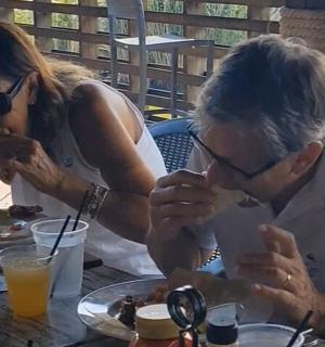 一男一女坐在桌边吃饭