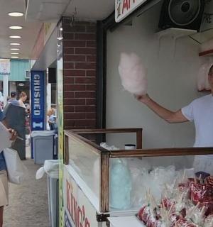 一名男子和一名女子站在商店前