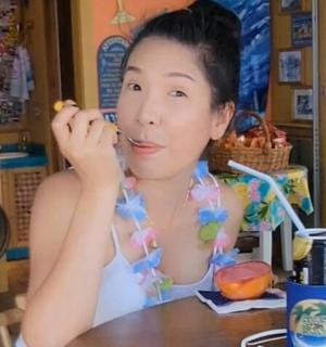 一位女士坐在桌边吃饭