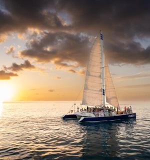 水中有一艘帆船，上面有一群人