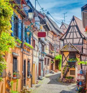 an alley in an old town with buildings