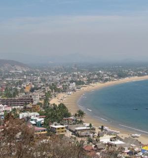 海滩上的建筑和海洋景观