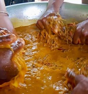 一群人在浴缸里洗手