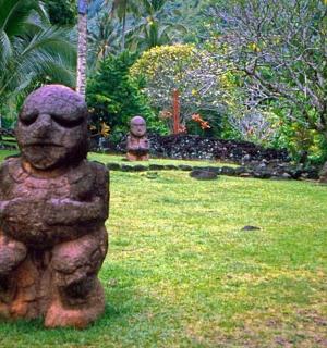 eine Gruppe von Statuen, die im Gras sitzen