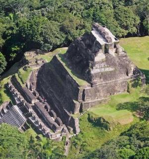 山上一座古老建筑的鸟瞰图