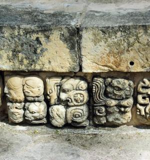 一堵石墙上摆满了雕像