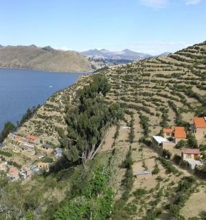 位于水边山上的一个小村庄