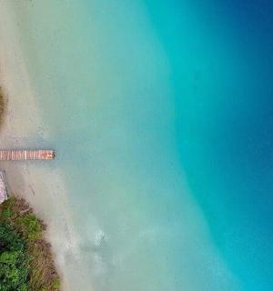 海滩和海洋的俯视图