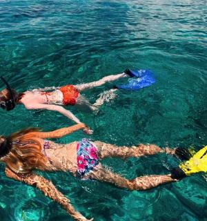 两个女孩在海里游泳