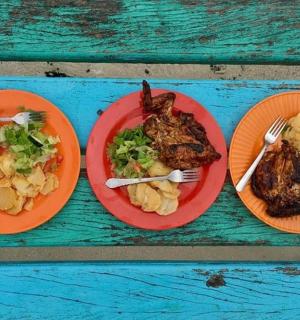 木桌上放着三盘橙色的食物