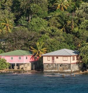 水中岛上的一组房屋