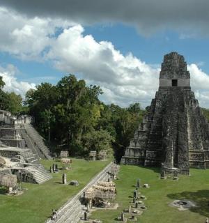 vista aèria de les ruïnes d'una piràmide