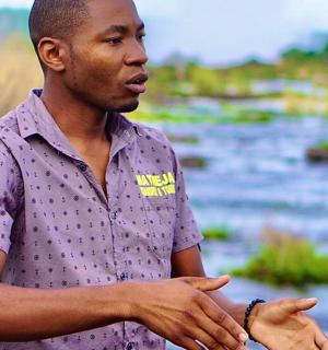 一名男子站在水边