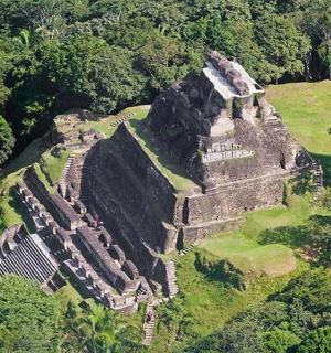 田野中央的一座老建筑