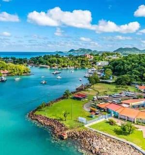 河边小镇的鸟瞰图