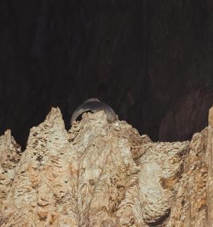 et nærbillede af en klippeformation i en hule