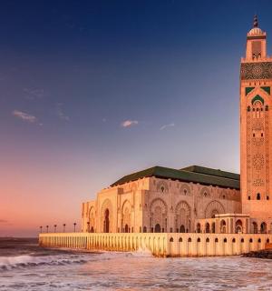 budova s hodinovou věží vedle oceánu