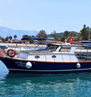 modrobílá loď sedící ve vodě