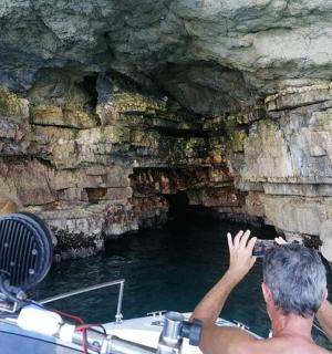 muž a žena fotí jeskyni