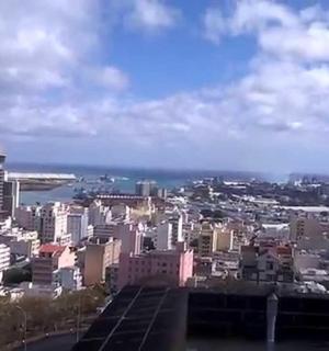 从建筑物顶部俯瞰城市