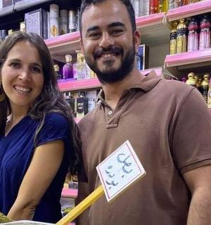 一名男子和一名女子站在超市里